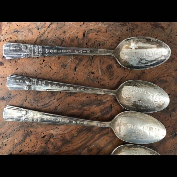 Vintage 1939 NY Worlds Fair Silver Spoons - Picture 3 of 6
